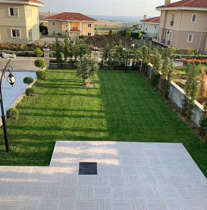 Geniş çim alanlı bahçe